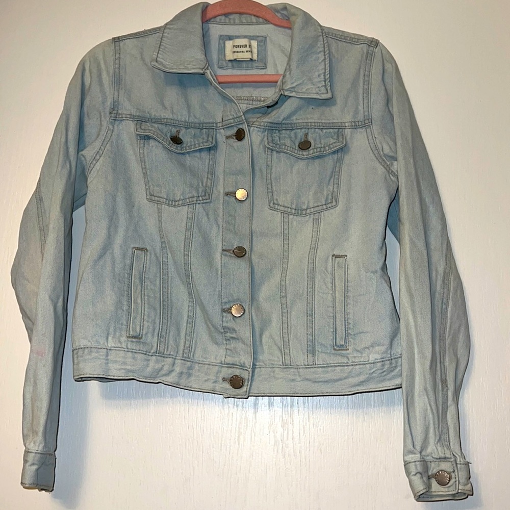 Forever 21 Light wash Denim Jacket. Size Small